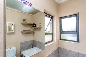 Hair dryer, towels, soap, toilet paper - Retro Pop FREE Parking Fast WiFi Pool (Sandton)