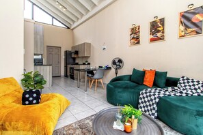 Smart TV - Retro Pop FREE Parking Fast WiFi Pool (Sandton)