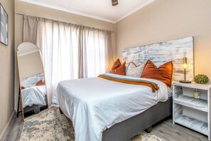 1 bedroom, iron/ironing board, WiFi, bed sheets - Retro Pop FREE Parking Fast WiFi Pool (Sandton)
