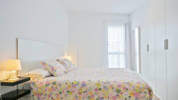 Een strijkplank/strijkijzer, wifi, beddengoed