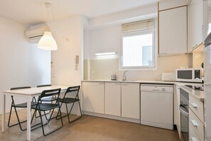 Een koelkast, een magnetron, een oven, een kookplaat