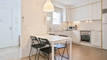 Een koelkast, een microgolfoven, een oven, een kookplaat