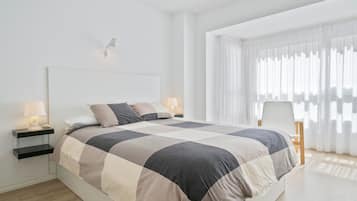 Een strijkplank/strijkijzer, wifi, beddengoed