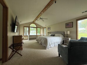 3 bedrooms, desk, iron/ironing board, free WiFi - Perfect Waterfront Round Lake Haven with Clear Lake access, WiFi & AC (Fremont)