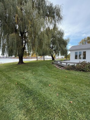 Property grounds - Perfect Waterfront Round Lake Haven with Clear Lake access, WiFi & AC (Fremont)