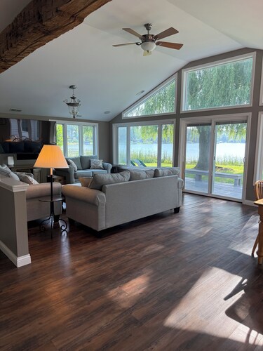 Perfect Waterfront Lake House on Round Lake with access Clear Lake