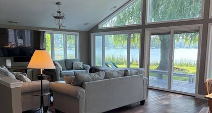 Perfect Waterfront Lake House on Round Lake with access Clear Lake