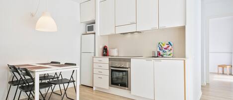 Frigorífico, microondas, horno y placa de cocina