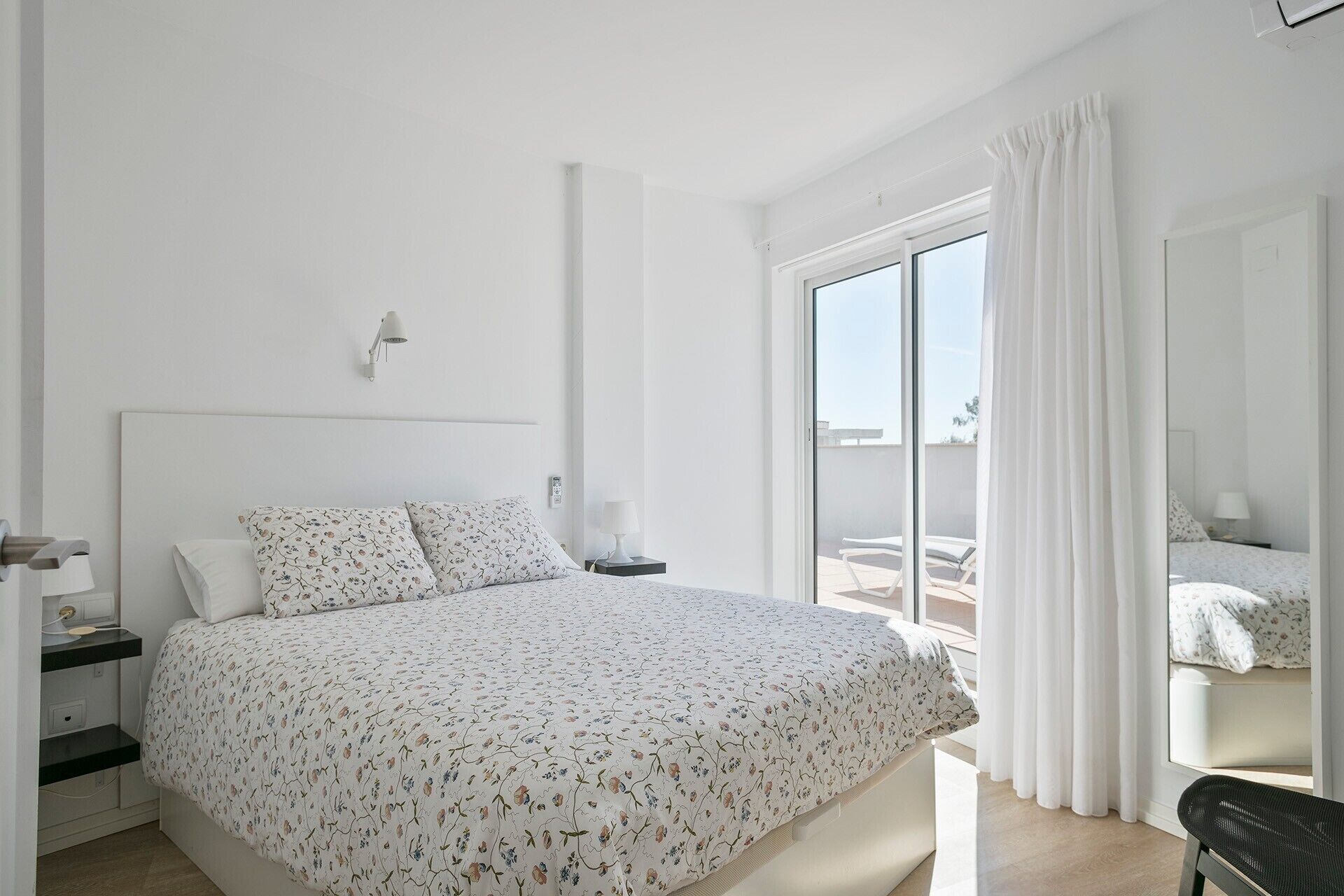 Een strijkplank/strijkijzer, wifi, beddengoed