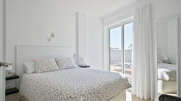 Een strijkplank/strijkijzer, wifi, beddengoed