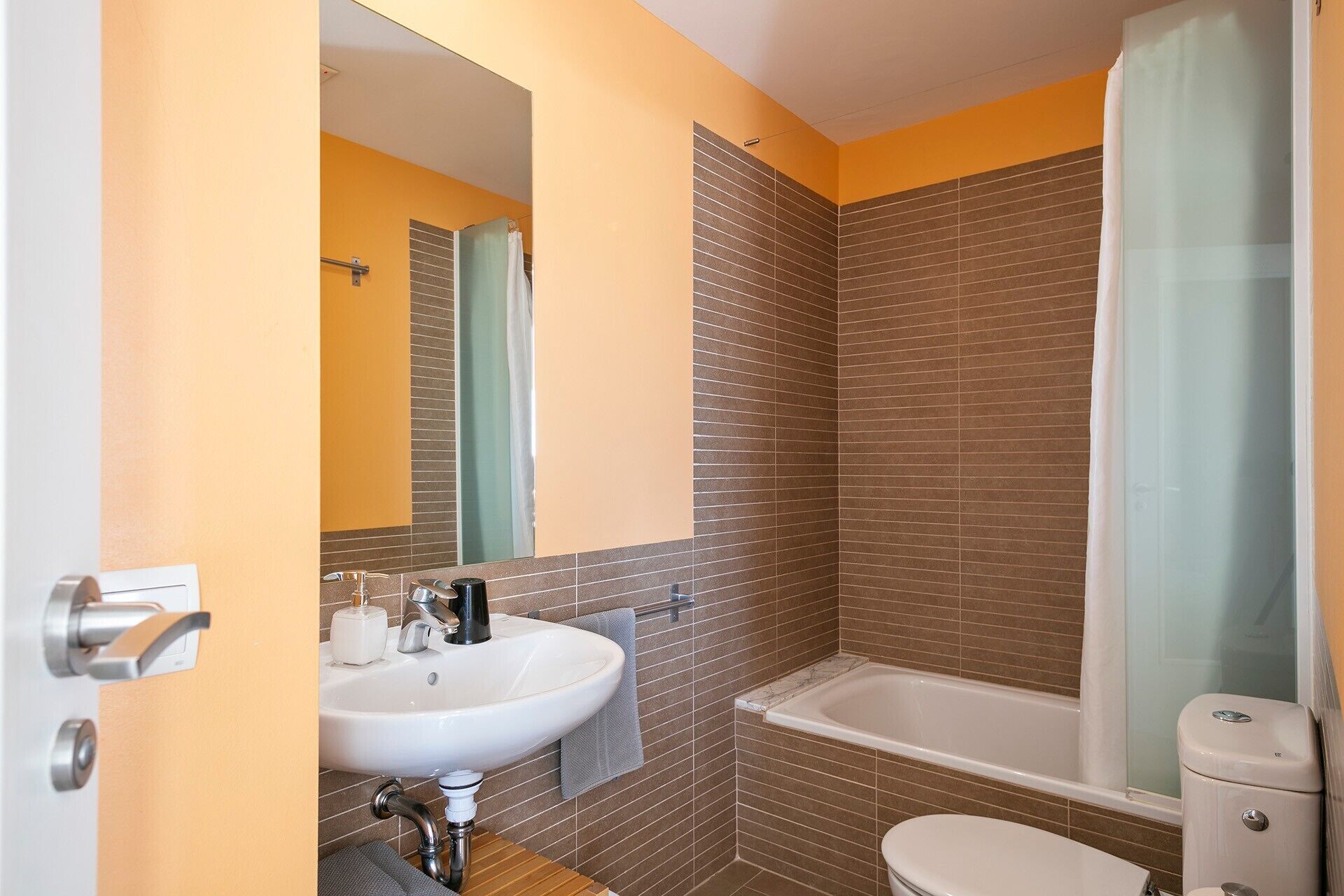 Een douche, een haardroger, handdoeken