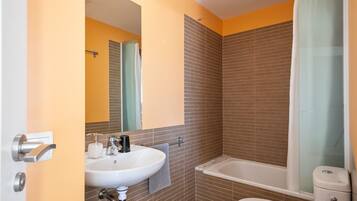 Een douche, een haardroger, handdoeken