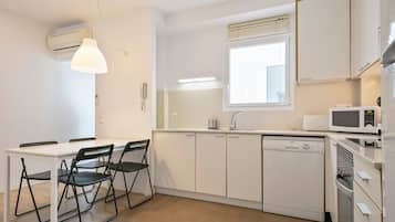 Een koelkast, een microgolfoven, een oven, een kookplaat