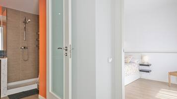 Douche, sèche-cheveux, serviettes fournies