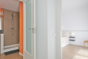 Douche, sèche-cheveux, serviettes fournies