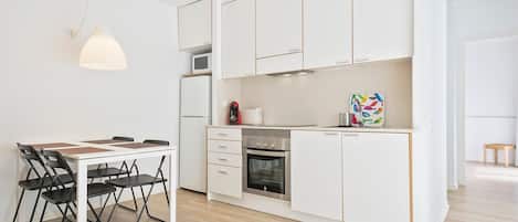 Frigorífico, microondas, horno y placa de cocina