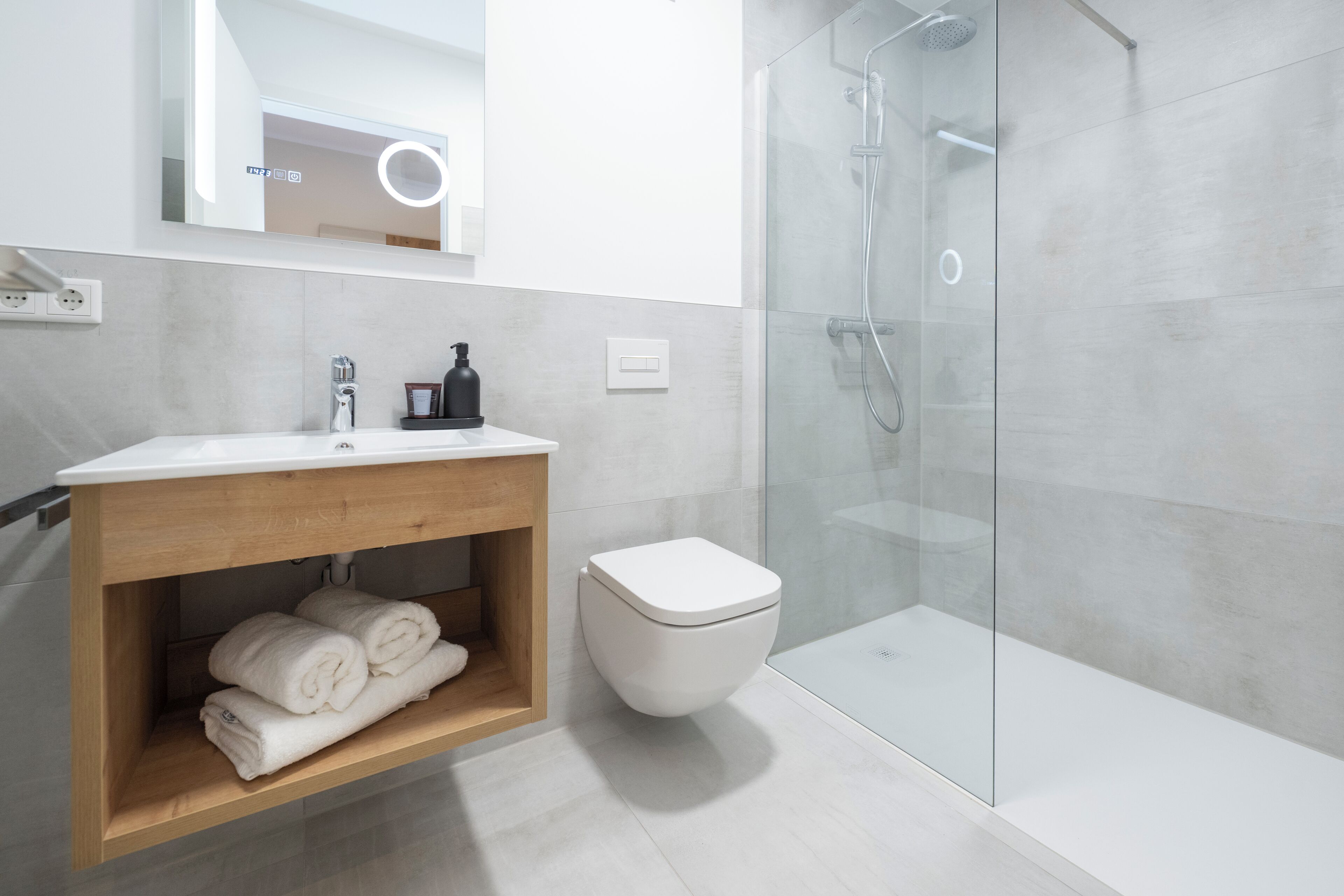 Comfort-Doppelzimmer | Badezimmer | Dusche, Haartrockner, Handtücher