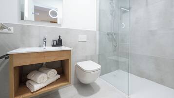 Comfort-Doppelzimmer | Badezimmer | Dusche, Haartrockner, Handtücher