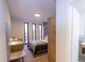 Comfort Tek Büyük Yataklı Oda | Odada kasa, masa, ütü/ütü masası, ücretsiz kablosuz İnternet 