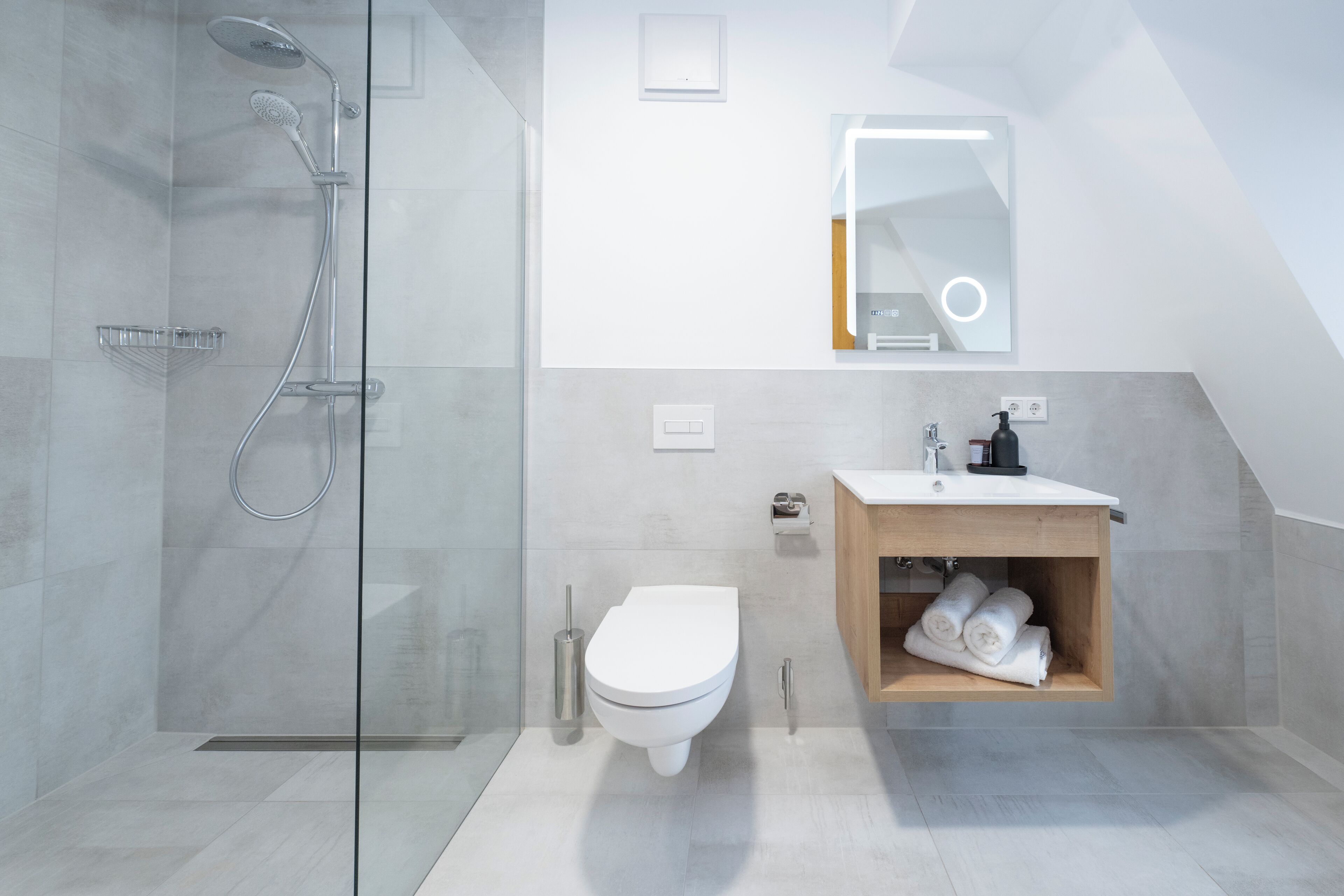 Deluxe Double Room | Bathroom | Shower, hair dryer, towels