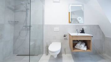 Deluxe Double Room | Bathroom | Shower, hair dryer, towels