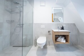 Deluxe Tek Büyük Yataklı Oda | Banyo | Duş, saç kurutma makinesi, havlu 