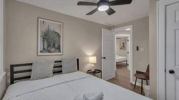 Skrivebord, strykejern/-brett, wi-fi og sengetøy