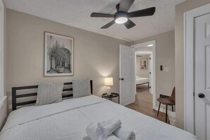 Skrivebord, strykejern/-brett, wi-fi og sengetøy