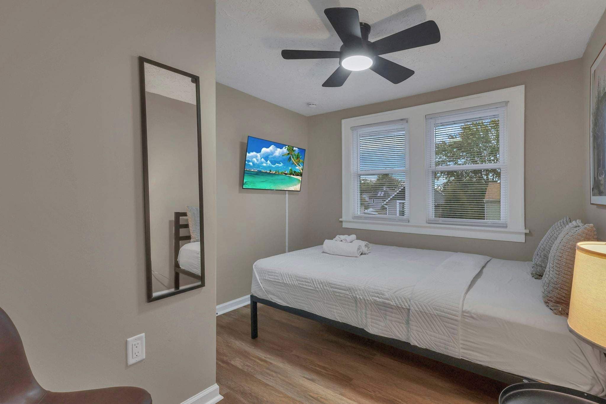 Bureau, fer et planche à repasser, Wi-Fi, draps fournis