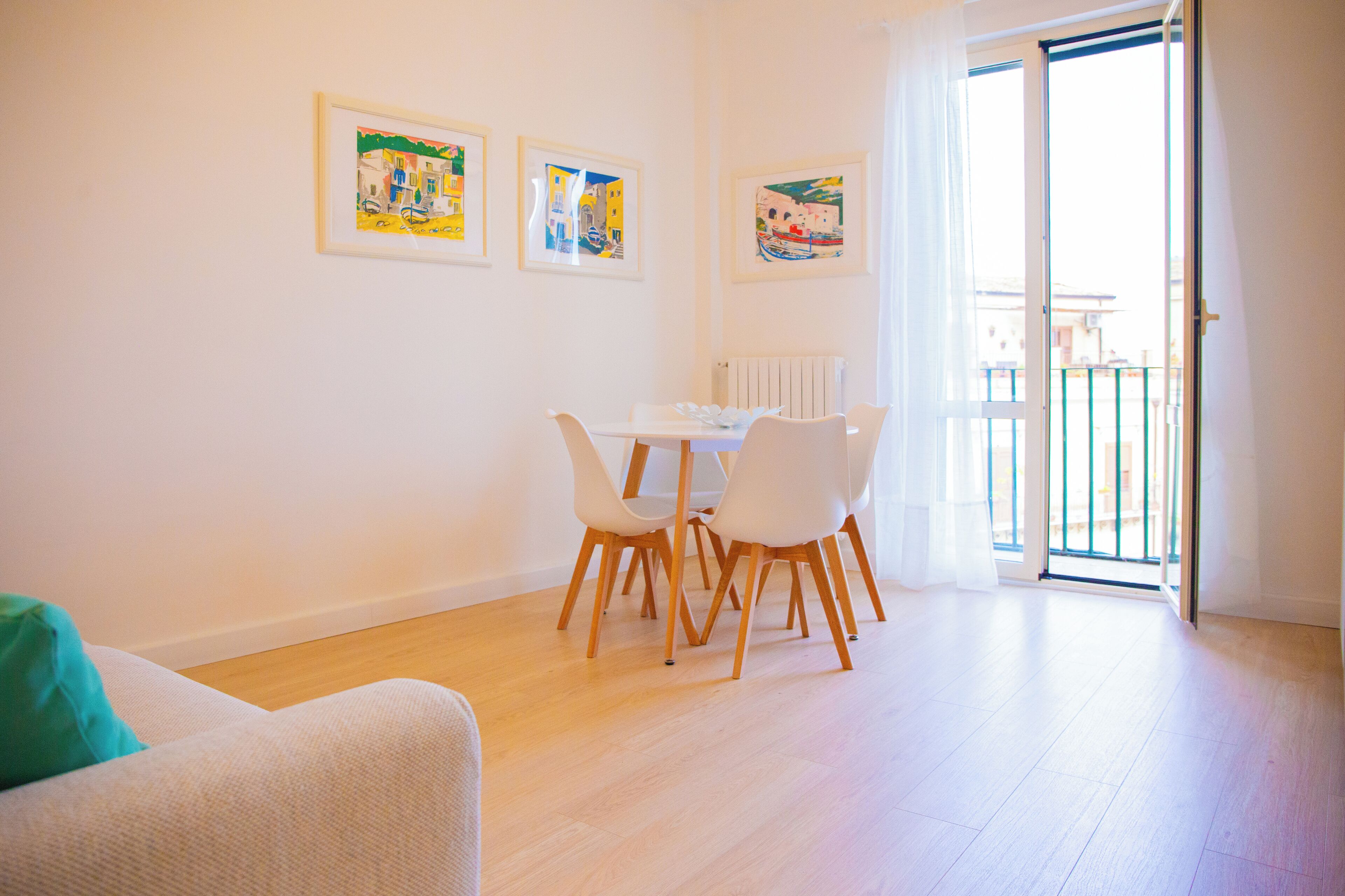 Apartamento, vista para o mar | Área de estar | TV de tela plana 32 polegadas com canais a cabo, TV