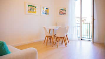 Apartamento, vista para o mar | Área de estar | TV de tela plana 32 polegadas com canais a cabo, TV
