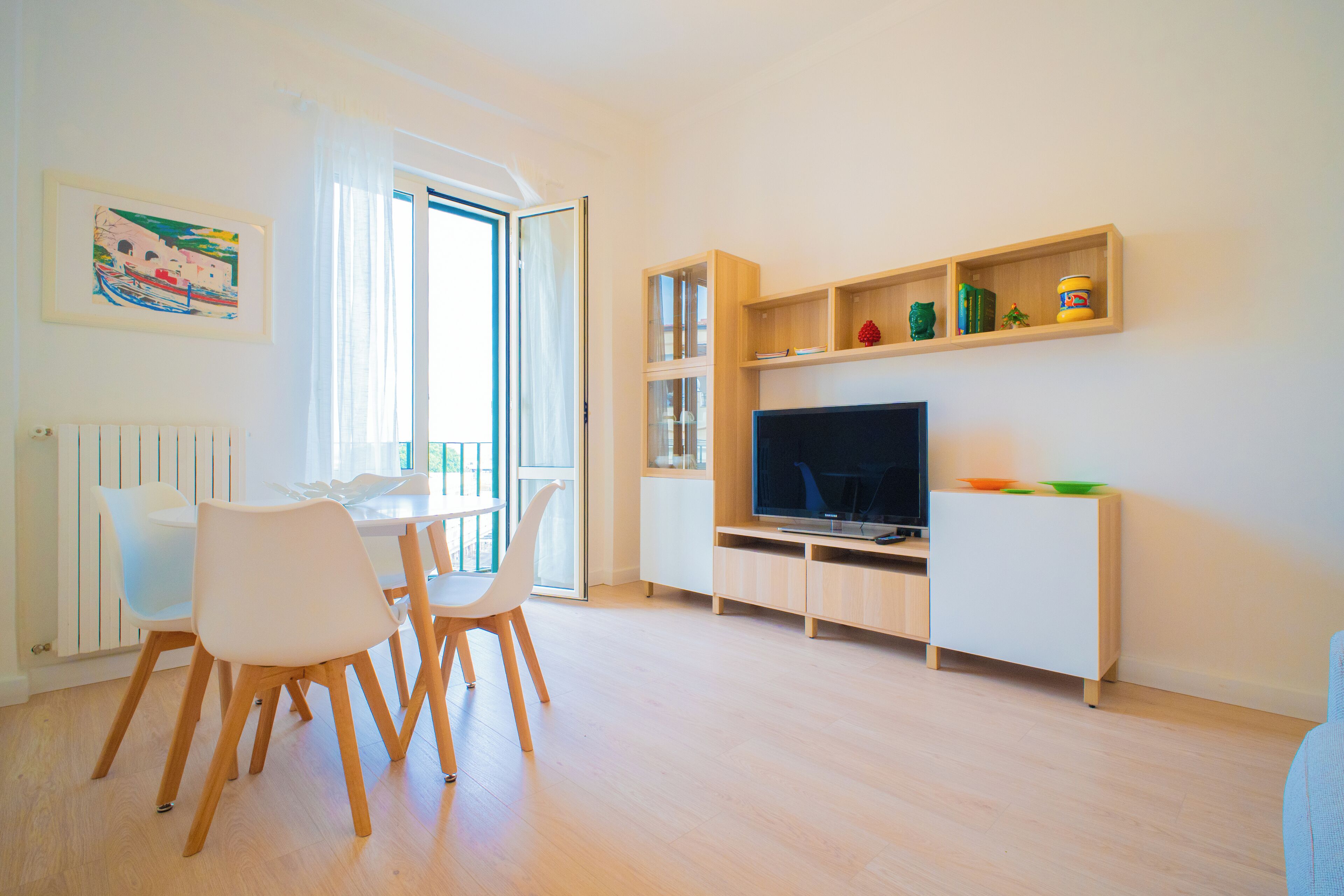 Apartamento, vista para o mar | Área de estar | TV de tela plana 32 polegadas com canais a cabo, TV