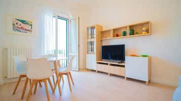 Apartamento, vista para o mar | Área de estar | TV de tela plana 32 polegadas com canais a cabo, TV