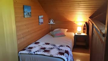 2 habitaciones y tabla de planchar con plancha