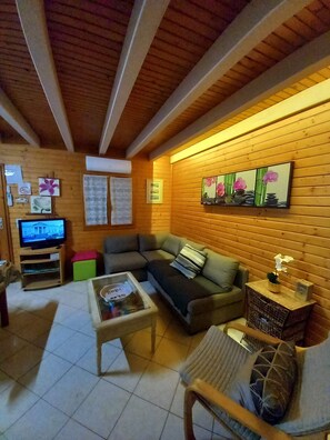 Una televisión, una mesa de tenis de mesa