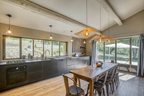 Fridge, microwave, oven, stovetop - Domaine L'essentiel de Lavande (La Bégude-de-Mazenc)