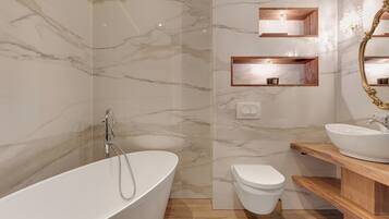 Apartment | Bathroom | Towels, soap, shampoo, toilet paper