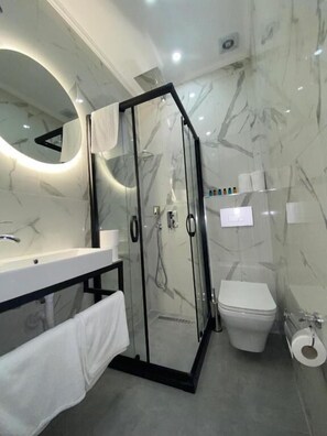 Shower, hair dryer, towels, soap - SANTRA BOSPHORUS HOTEL (İSTANBUL)