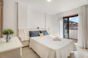 WiFi, bed sheets - Cardon Beach Penthouse: Mountain Views, Shared Pool & Wi-Fi (Costa Adeje)
