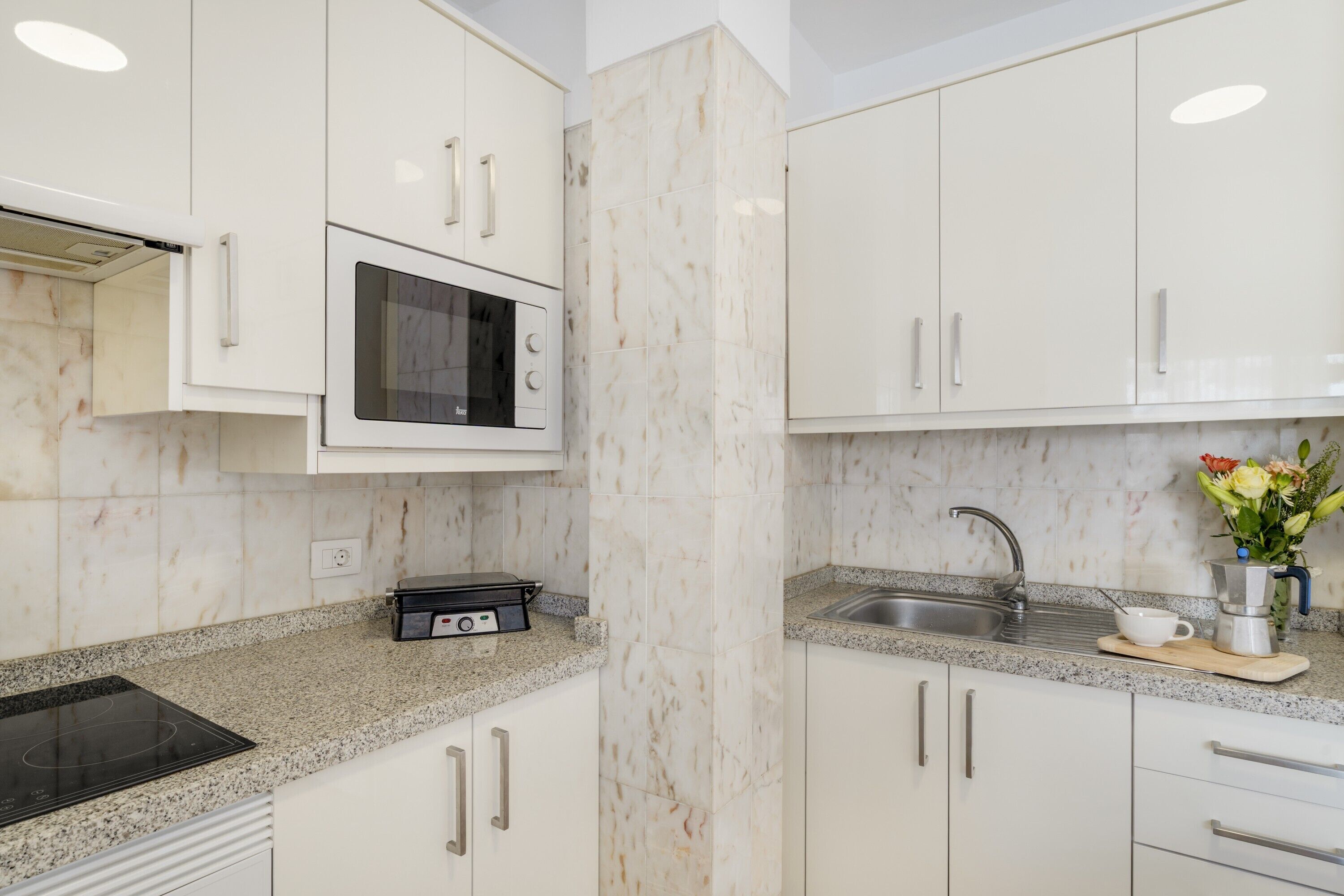 Een koelkast, een magnetron, een oven, een kookplaat