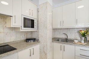 雪櫃、微波爐、焗爐、爐具