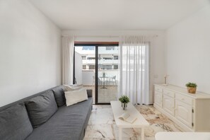 TV - Cardon Beach Penthouse: Mountain Views, Shared Pool & Wi-Fi (Costa Adeje)