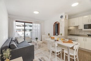 Interior - Cardon Beach Penthouse: Mountain Views, Shared Pool & Wi-Fi (Costa Adeje)