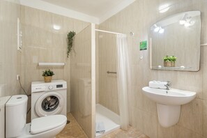 Dusche, Haartrockner, Handtücher