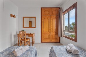 WiFi, bed sheets - Infinity Pool Views 2 with Shared Pool, Private Terrace, and Wi-Fi (Playa de las Américas)