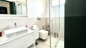 Chambre Double, balcon | Salle de bain