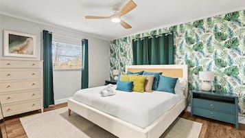 Una scrivania, ferro/asse da stiro, culla da viaggio, Wi-Fi