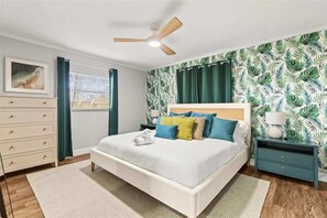 Una scrivania, ferro/asse da stiro, culla da viaggio, Wi-Fi