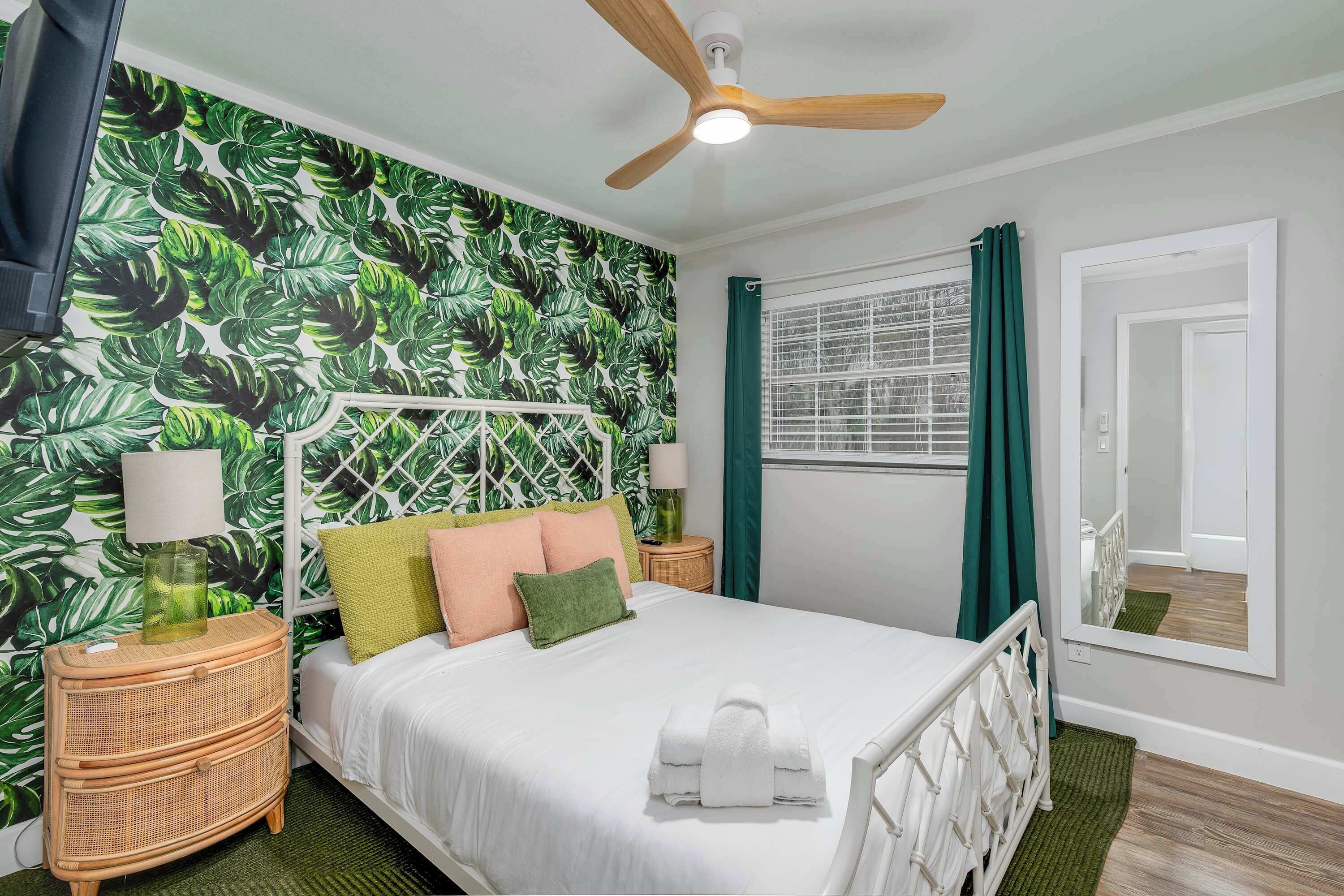 Escritorio, tabla de planchar con plancha, cuna de viaje y wifi 