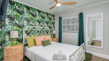 Escritorio, tabla de planchar con plancha, cuna de viaje y wifi